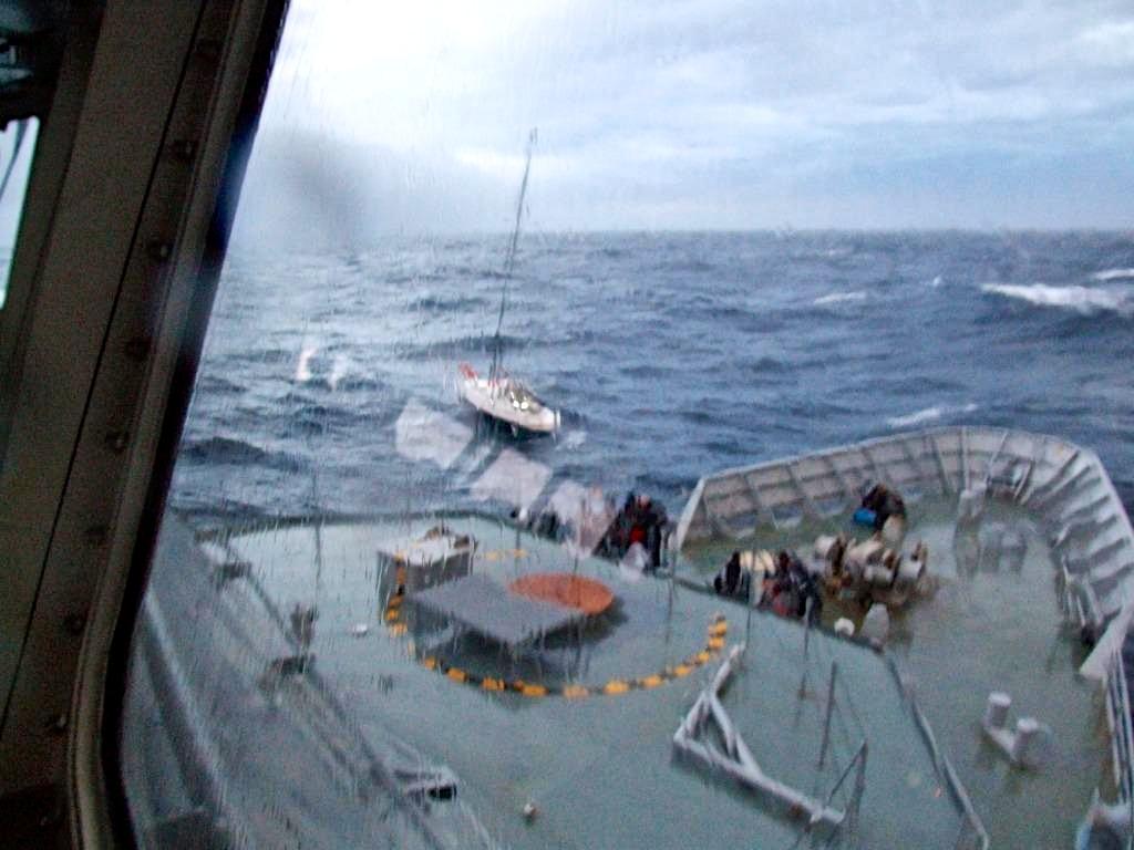 Passing gunline to the stricken yacht © New Zealand Defence Force